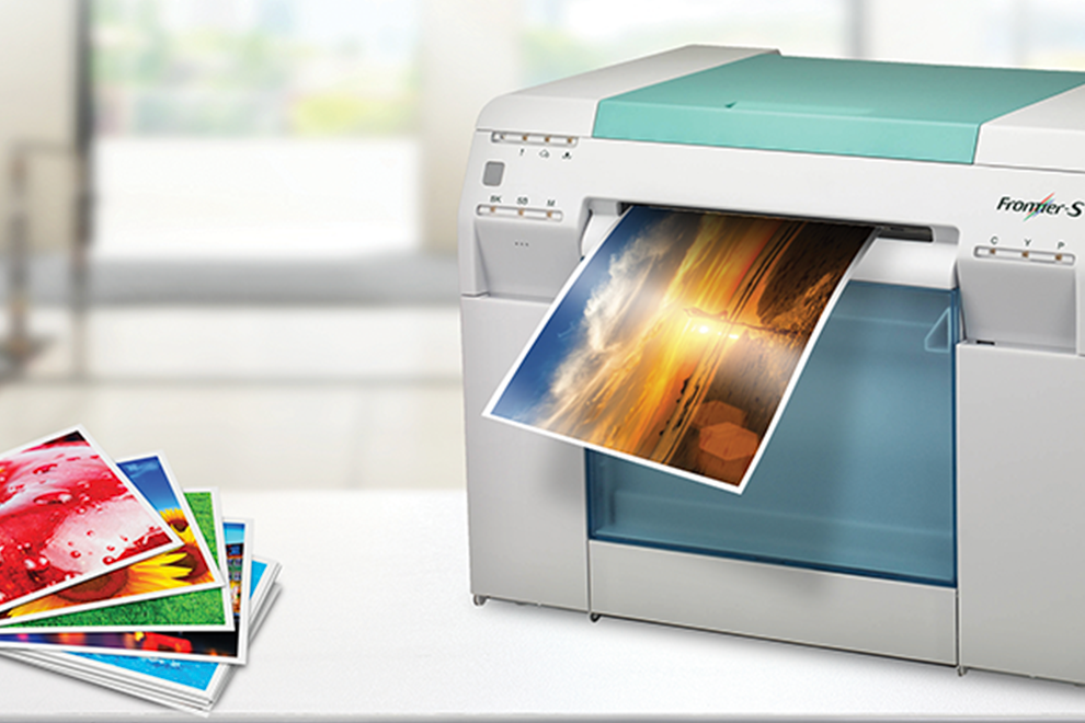 Impresora minilab inkjet dry lab de 245gm imprimiendo fotografías en papel glossy - Photoline - Kronaline